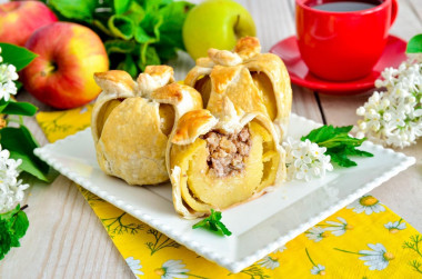 Apples baked in puff pastry in the oven