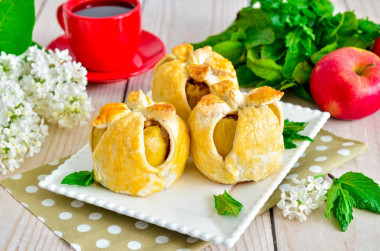 Apples baked in puff pastry in the oven