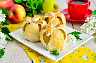 Apples baked in puff pastry in the oven