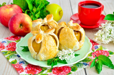 Apples baked in puff pastry in the oven