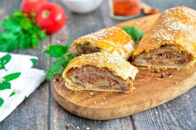Strudel with puff pastry meat