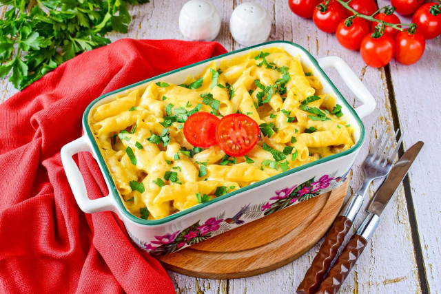 Macaroni with meat and cheese in the oven casserole