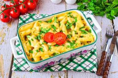 Macaroni with meat and cheese in the oven casserole