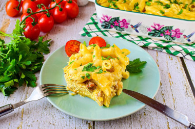 Macaroni with meat and cheese in the oven casserole