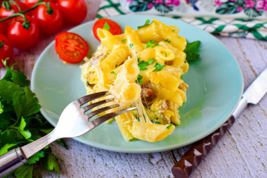 Macaroni with meat and cheese in the oven casserole