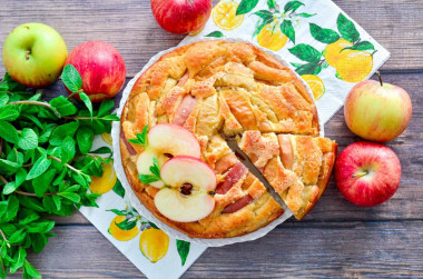 The simplest apple pie in the oven