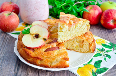 The simplest apple pie in the oven