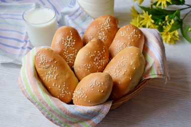 Minced meat pies in the oven made of yeast dough