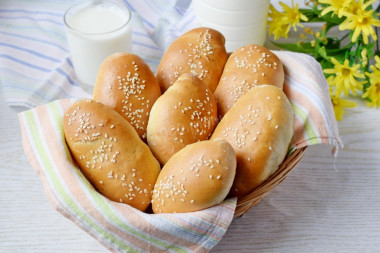 Minced meat pies in the oven made of yeast dough