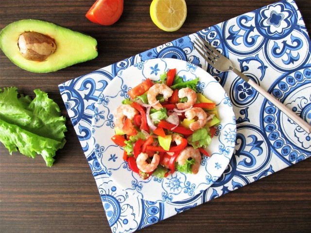 Salad with avocado, tomatoes and shrimp