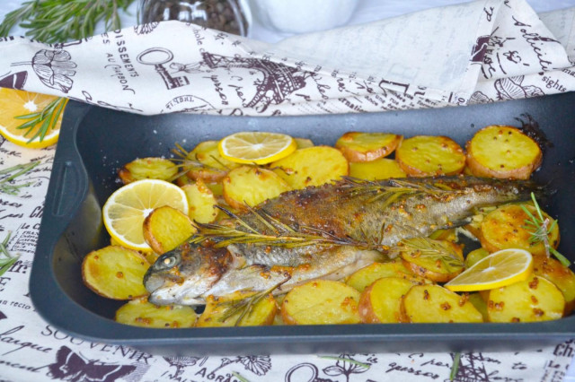 Trout with potatoes baked in the oven