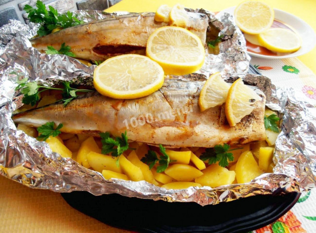 Mackerel with potatoes in foil in the oven