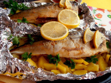 Mackerel with potatoes in foil in the oven