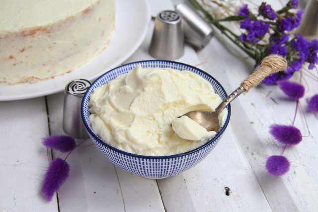 Mascarpone cheese cream for cake