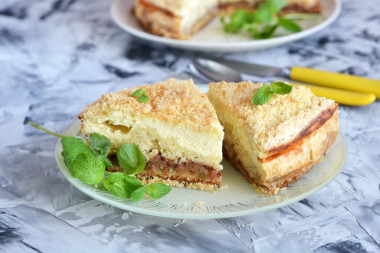 Bulk pie with cottage cheese and apples in the oven