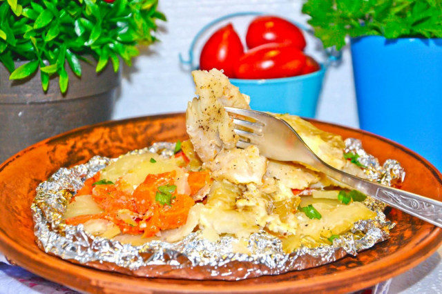 Fish in foil with potatoes in the oven