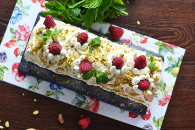 Meringue roll with pistachios, raspberries and mascarpone