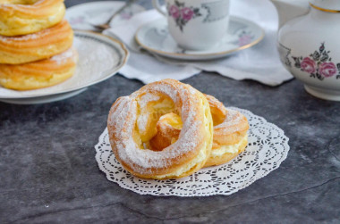 Custard rings with curd cream