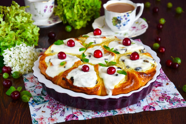 Sour cream curlicues with cottage cheese and raisins