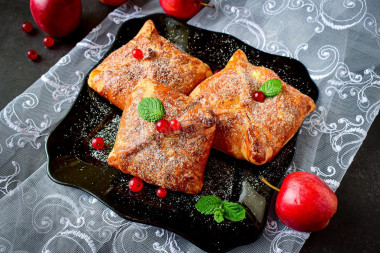 Envelopes with puff pastry apples in the oven