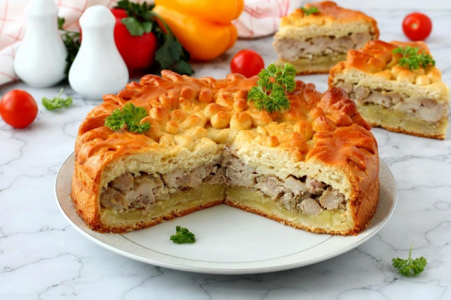 Yeast pie with meat and potatoes