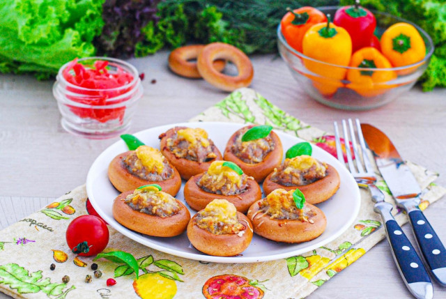 Bagels with minced meat in the oven