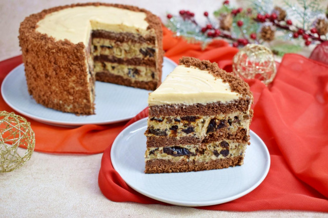 Cake with prunes and walnuts