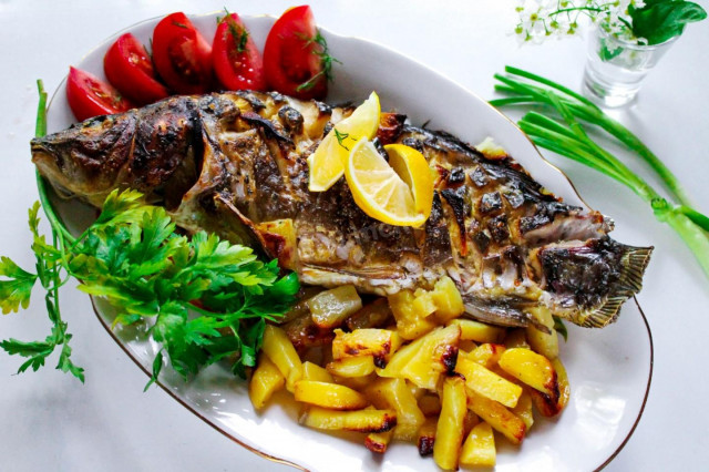 Carp with potatoes and lemon in the oven