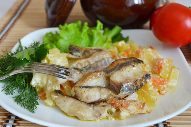 Mackerel in mayonnaise in the oven baked with onions in foil