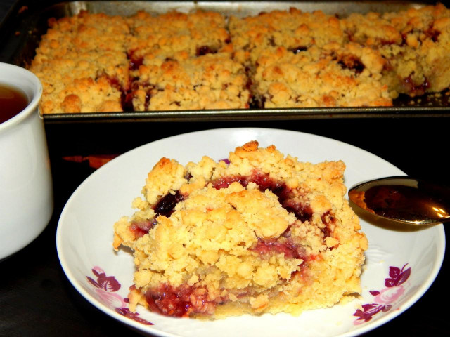 A simple pie in a hurry in the oven with jam