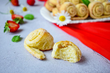 Puff pastry curls with sugar