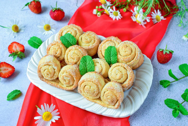 Puff pastry curls with sugar