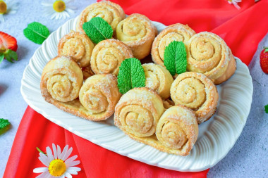 Puff pastry curls with sugar