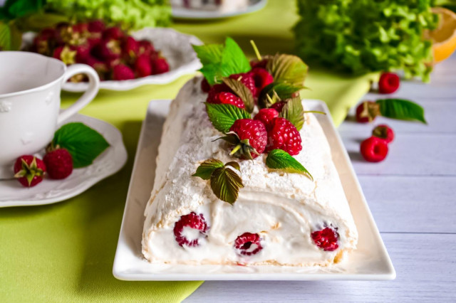 Anna Pavlova's meringue roll with raspberries