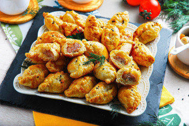 Puff pastry pies in the oven