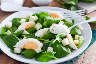 Spinach salad with sour cream