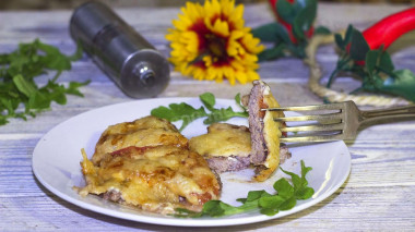 Beef with tomatoes and cheese in the oven