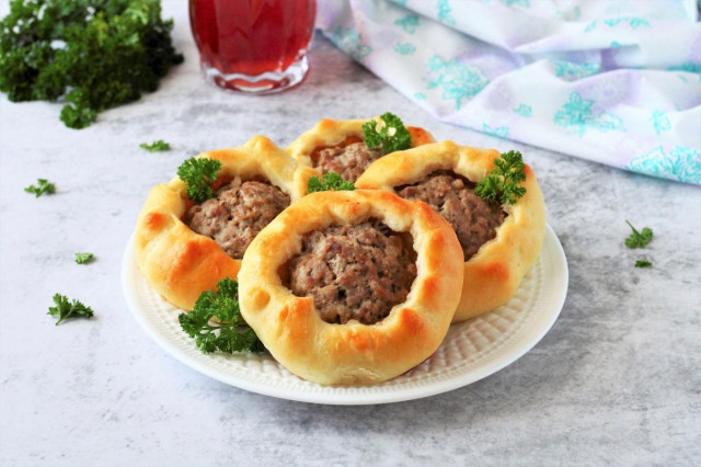 Open meat pies in the oven