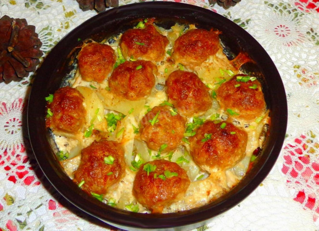 Meatballs with potatoes in the oven