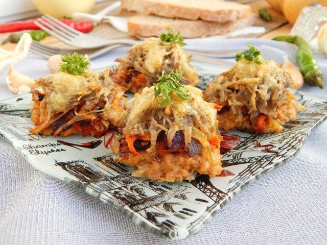 Stacks of minced meat under a fur coat in the oven