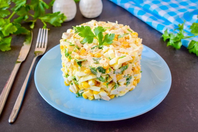 Salad with corn, egg, chicken and cheese