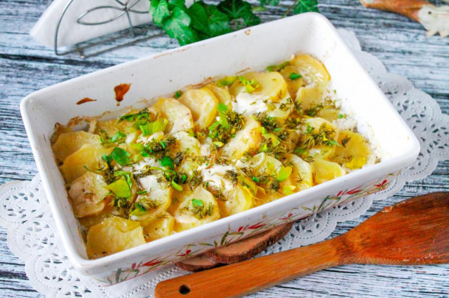 Potatoes with meat in sour cream in the oven