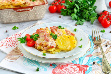 Potatoes under a fur coat in the oven