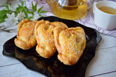 Puff pastry with minced meat in the oven