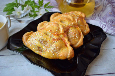 Puff pastry with minced meat in the oven