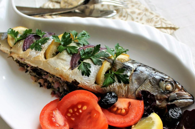 Mackerel with lemon and onion in oven