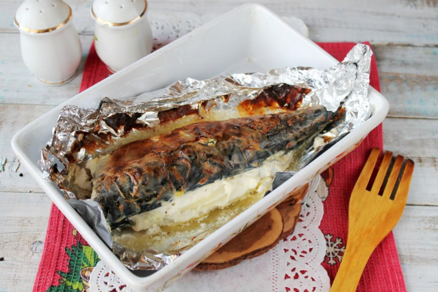 Mackerel in sour cream baked in the oven