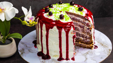 Sponge cake with black currant