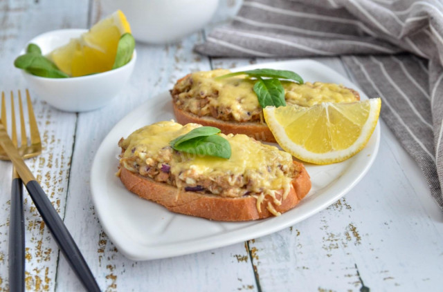 Saury and egg sandwiches in the oven