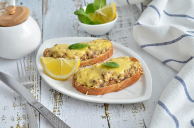 Saury and egg sandwiches in the oven